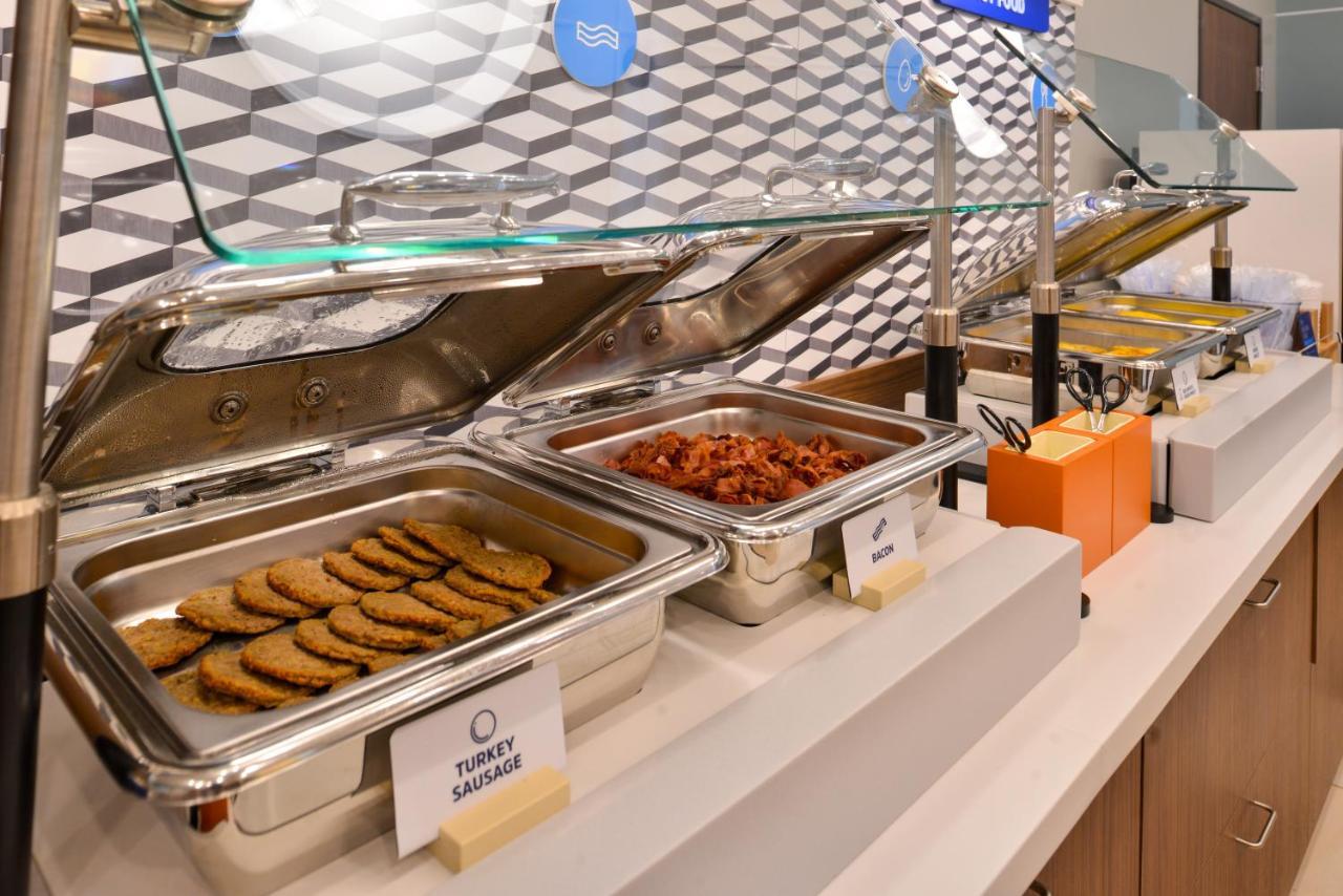 Holiday Inn Express & Suites - Madison West - Middleton By Ihg Exteriör bild