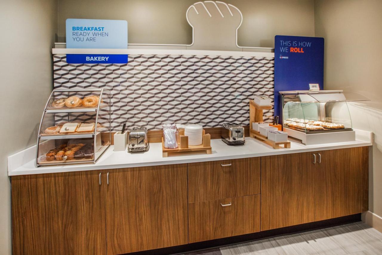 Holiday Inn Express & Suites - Madison West - Middleton By Ihg Exteriör bild