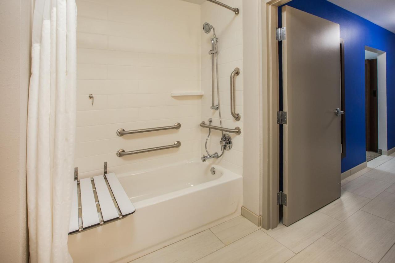 Holiday Inn Express & Suites - Madison West - Middleton By Ihg Exteriör bild