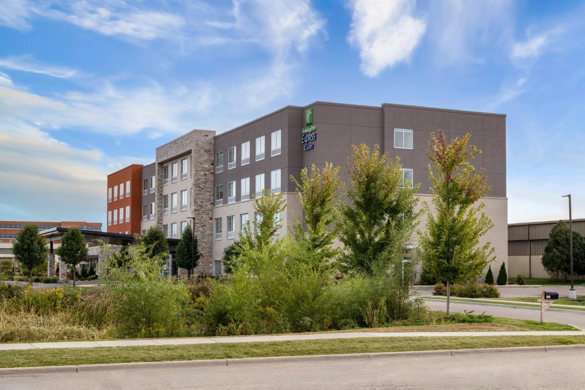 Holiday Inn Express & Suites - Madison West - Middleton By Ihg Exteriör bild
